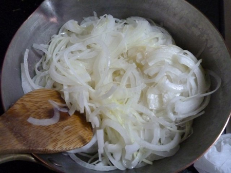 炒めます