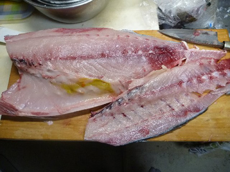 鰤を捌く