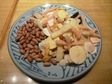 北千住：加藤煎豆店のエビセンと落花生。