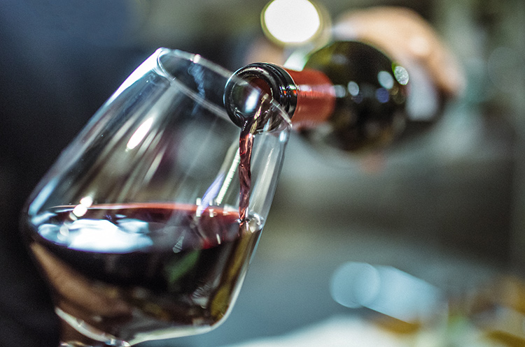 ワインに賞味期限はない？飲めるか見分ける3つのサインと保存のコツ